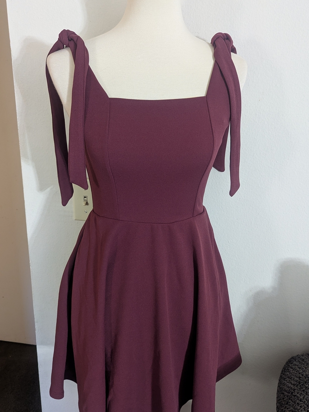 Mi Ami Francesca’s Burgundy Tie Shoulder Skater Mini Dress Size S - Picture 2 of 7